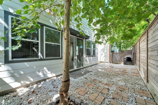 Building Photo - 9551 Neuens Rd