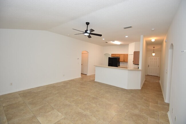 Foto del edificio - Fenced yard at this spacious 4-Bedroom Oasis with 2 Baths in Charming Palm Coast Retreat!