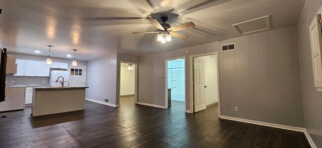 Foto del edificio - 104 N Main St