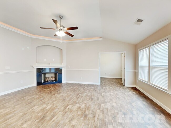 Foto del edificio - 321 Trail Crossing Ln