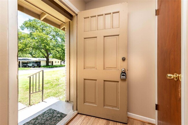 Foto del edificio - 7602 Delafield Ln