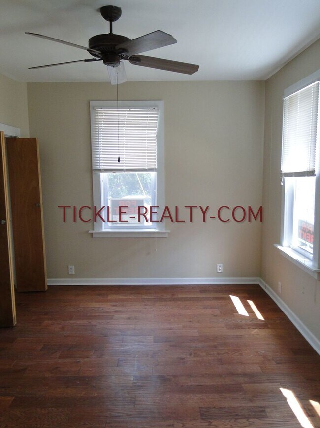 Foto del edificio - 678 Monroe Ave