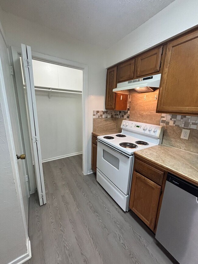 Building Photo - 2105 Courtney St