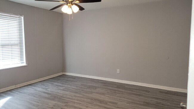 Foto del edificio - Coming Soon!!!  Accepting Section 8.  Deca...