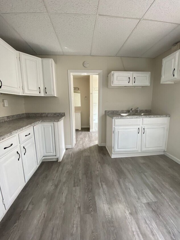 413 Main Ave Unit 413 1/2 Upper Front, De Pere, WI 54115 Room for