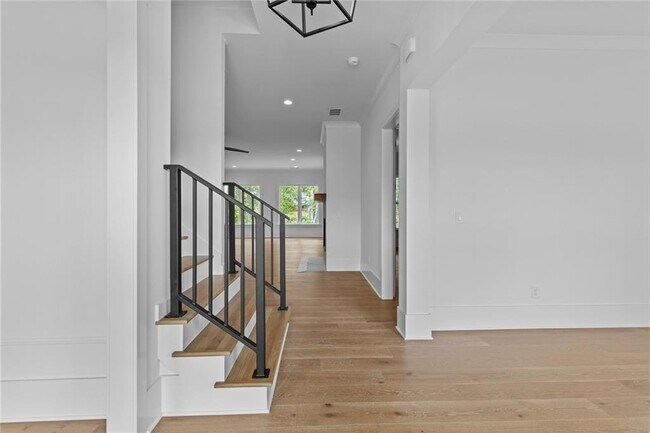 Foto del edificio - 6120 Hutchins Dr