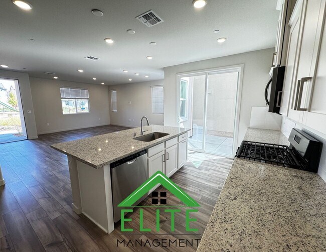 Foto del edificio - A Stunning Brand-New Home in a Prime Locat...