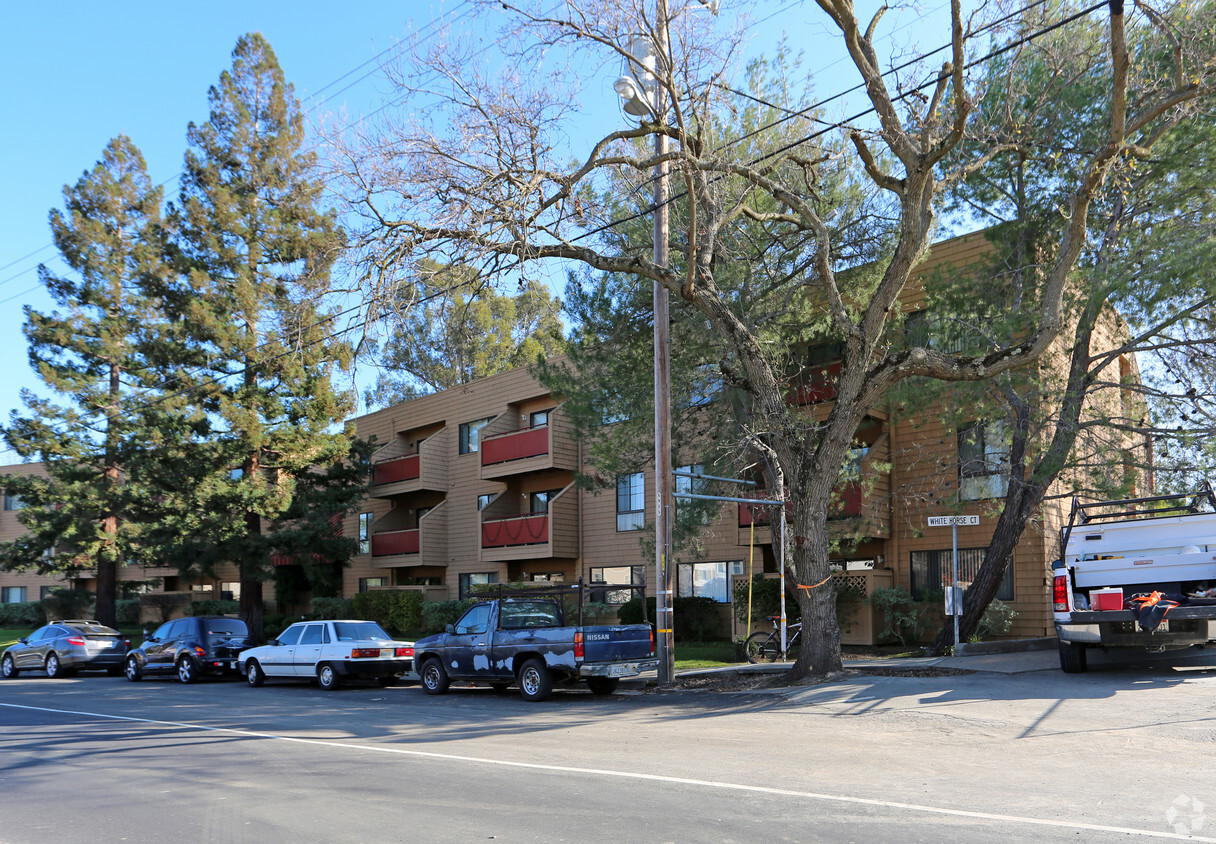 Primary Photo - Le Boulevard Apartments