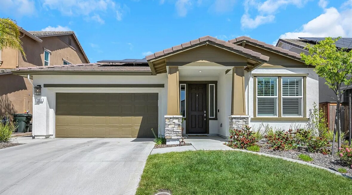 Primary Photo - 1056 Luna Dr