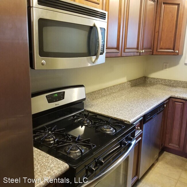 Building Photo - 2 br, 1.5 bath House - 247 Walnut St.