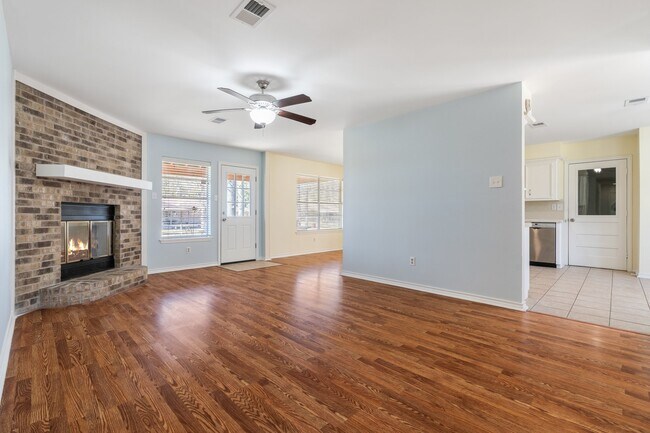 Building Photo - 9134 Lakeside Dr