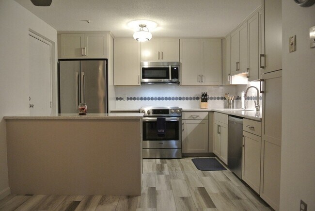 Building Photo - 19 Pine St