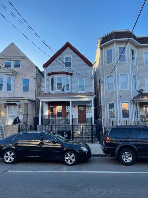 Primary Photo - 300 N 5th St