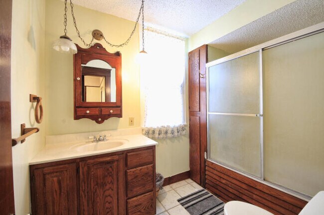 Building Photo - 1220 N Robberson Ave