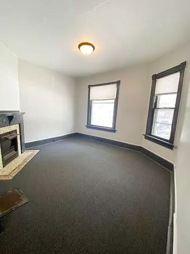 Foto del edificio - 2407 N Frederick Ave