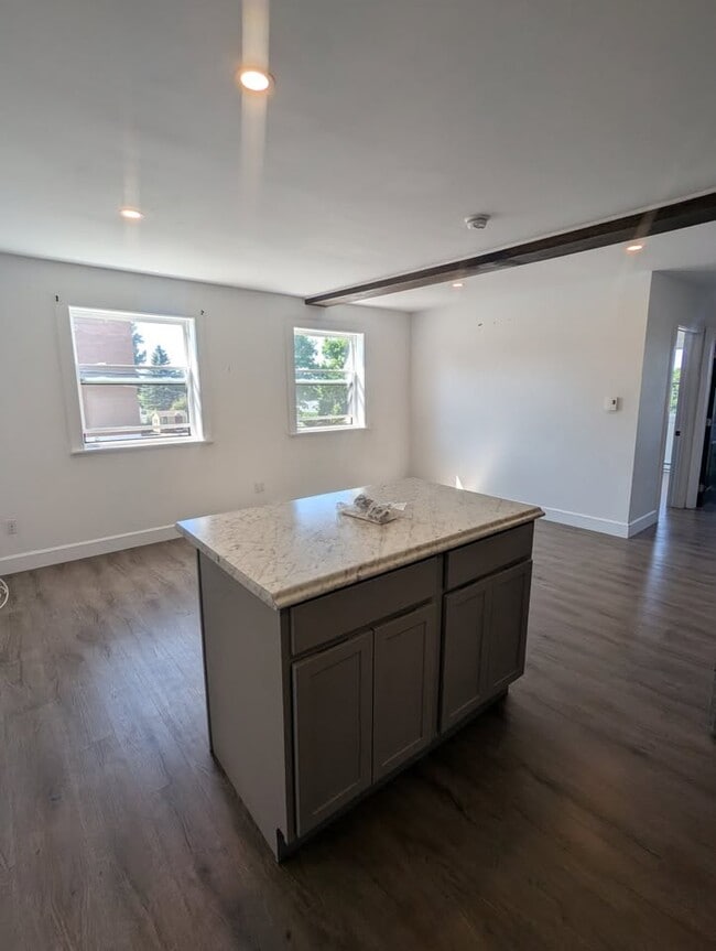 Building Photo - 778 King Ave