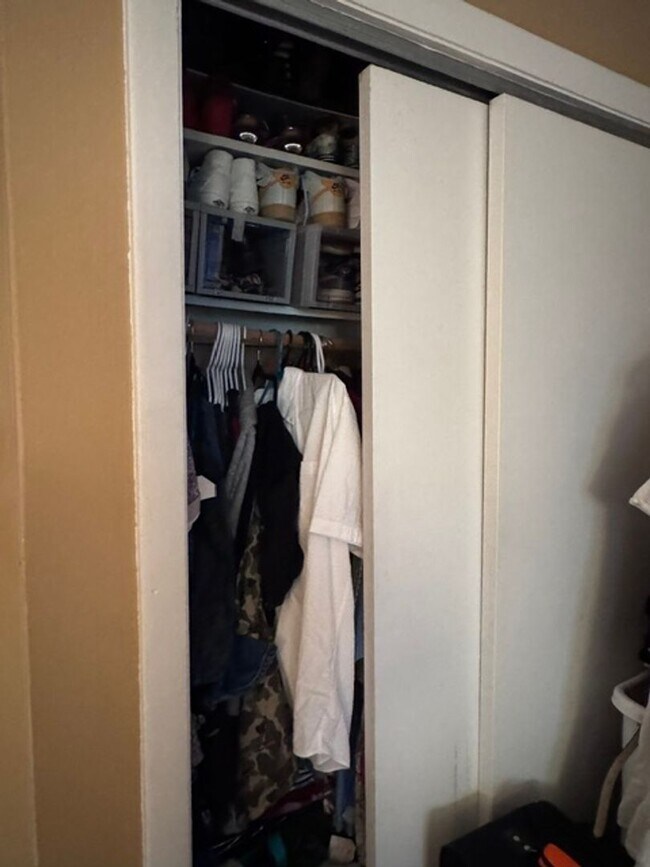 Foto del edificio - WOW!!!!  GREAT DEAL!  1 BEDROOM ON ALLSTON/BRIGHTON LINE AVAIL 9/1