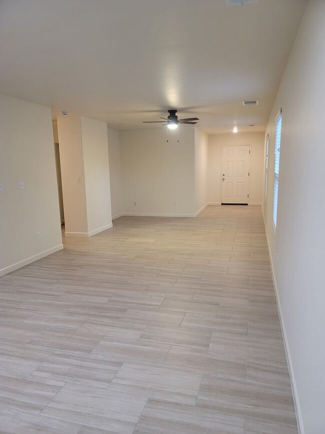 Foto del edificio - 3 bedroom 2 bath SW Visalia Home