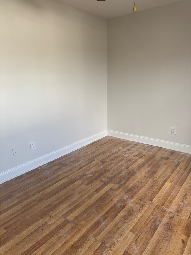 Building Photo - 557 Beach 47th St