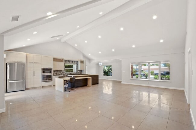 Building Photo - Spacious Front House in Prime Sherman Oaks