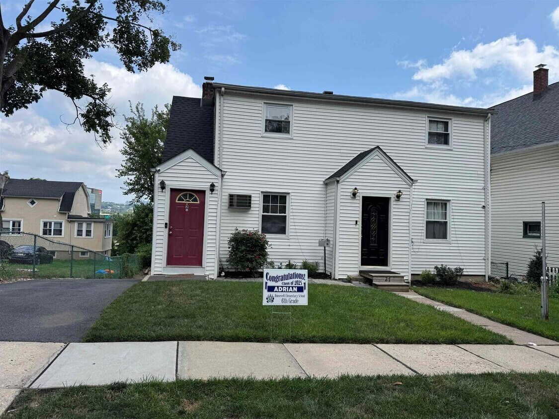 Foto principal - 27 Overpeck Ave