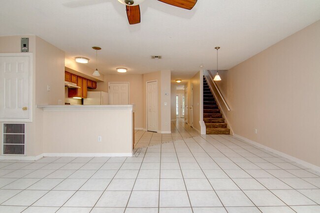 Foto del edificio - Beautiful 2/2.5 Townhome FOR RENT in the h...