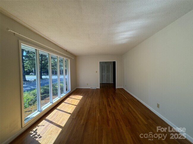 Foto del edificio - 201 Livingston Dr