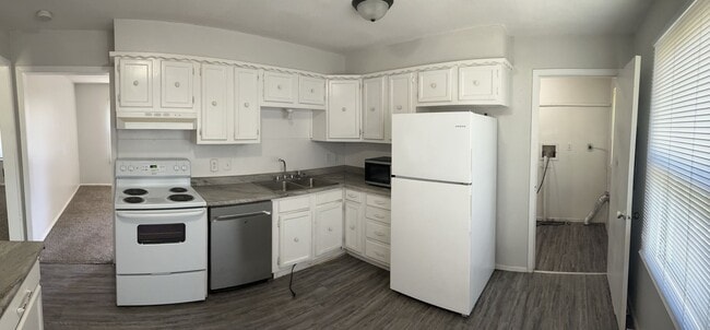 Building Photo - Charming 3-bedroom, 1.5-bathroom home available for rent in Clearwater, KS!