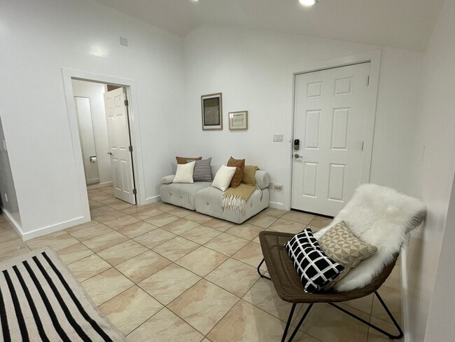 Building Photo - PRIVATE , FURNISHED Beverly Hills Studio Back House ! All utilities included