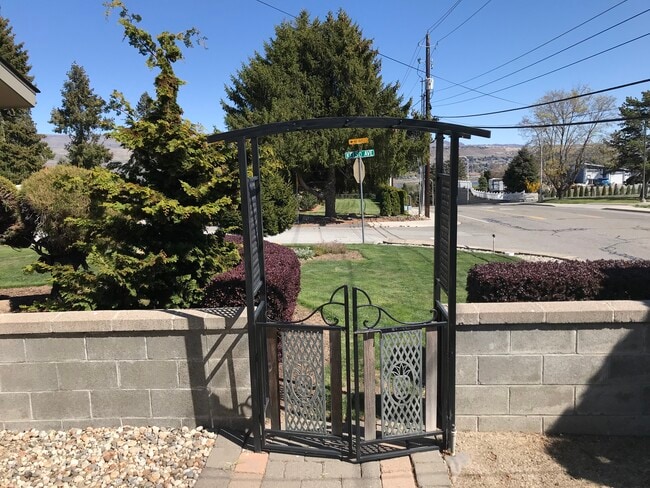 Building Photo - 2004 Kelso Ave