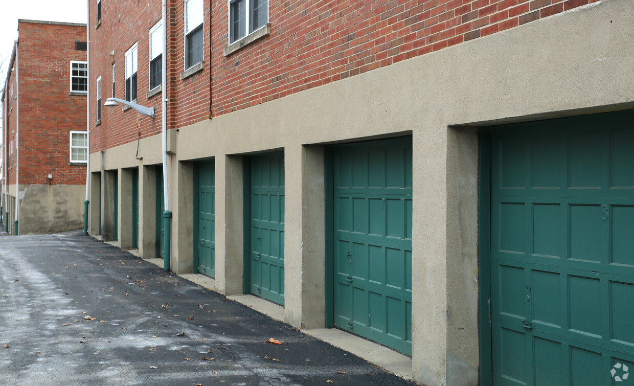 Building Photo - 10-18 E Lakeside Ave