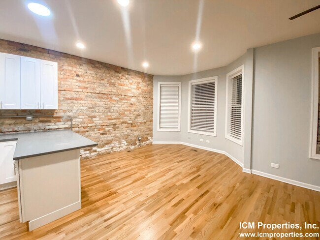 Foto del edificio - 2452 N Southport Ave