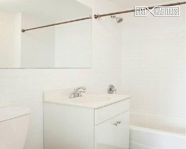 Foto del edificio - 424 E 10th St