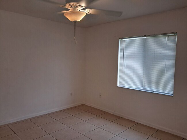 Building Photo - 4868 Golfview Blvd