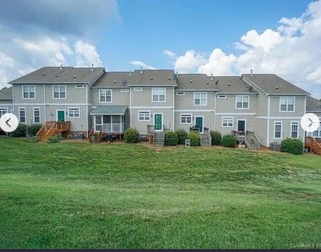 Foto del edificio - 107 Forest Ridge Rd