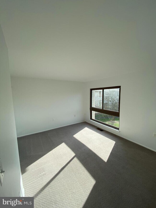 Building Photo - 5752 Village Green Dr