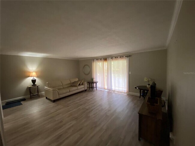 Foto del edificio - 4318 Lake Underhill Rd