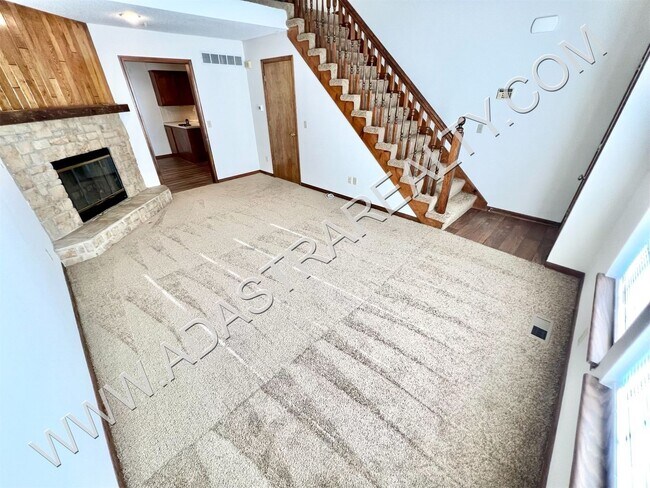 Building Photo - Spacious Duplex in Blue Valley-Available N...