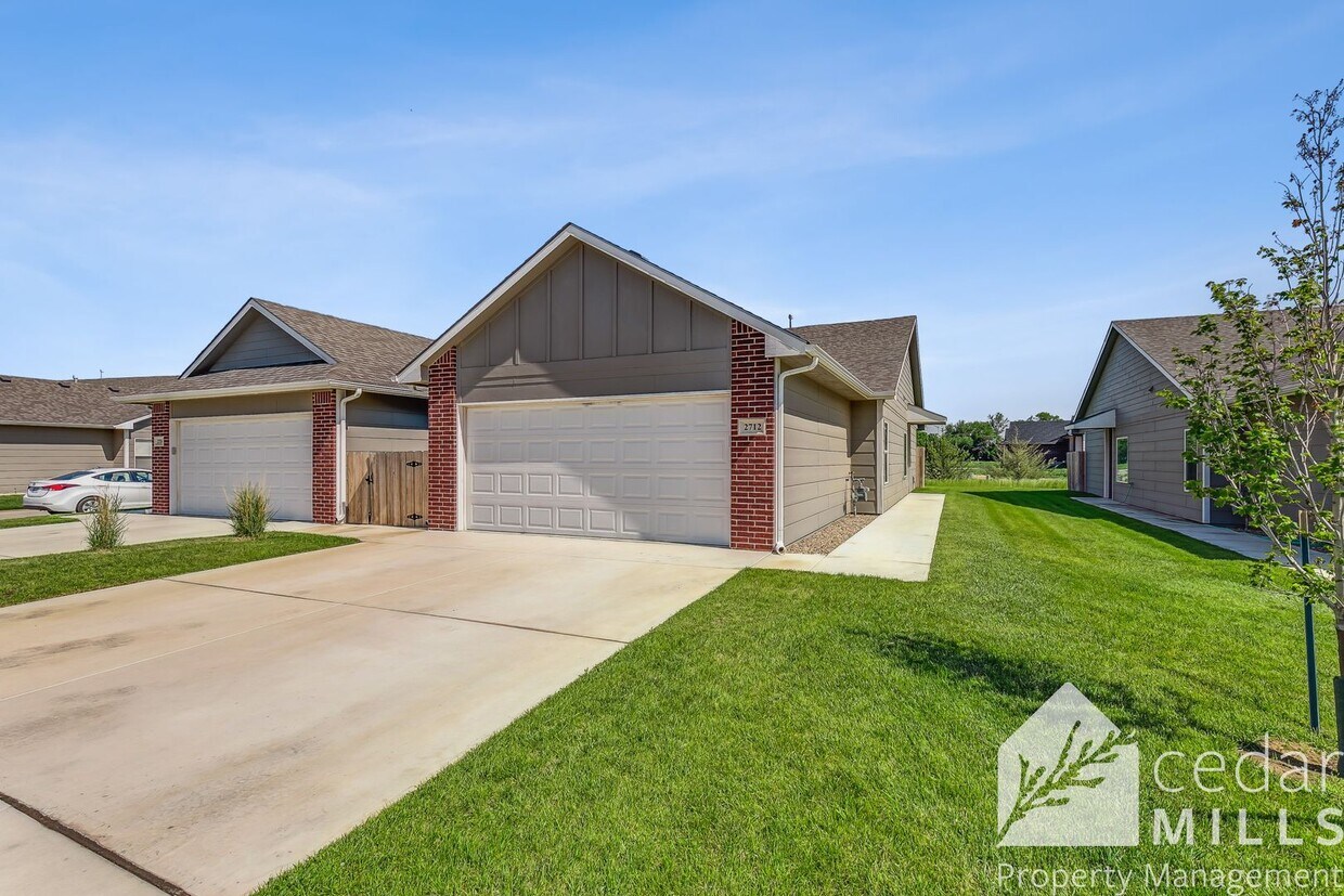 Foto principal - Brand New Twin Home Valley Center School D...