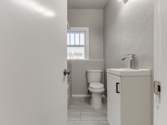 Foto del edificio - Renovated 3-bedroom, 2-bath home located i...