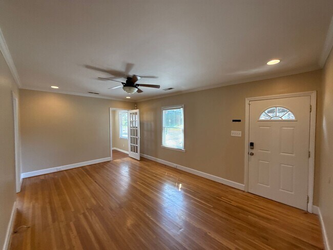 Foto del edificio - 817 Everett Pl