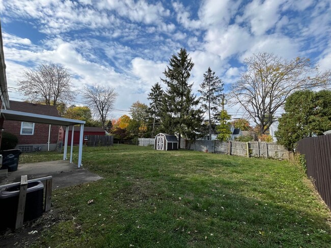 Building Photo - 337 E Dorothy Ln