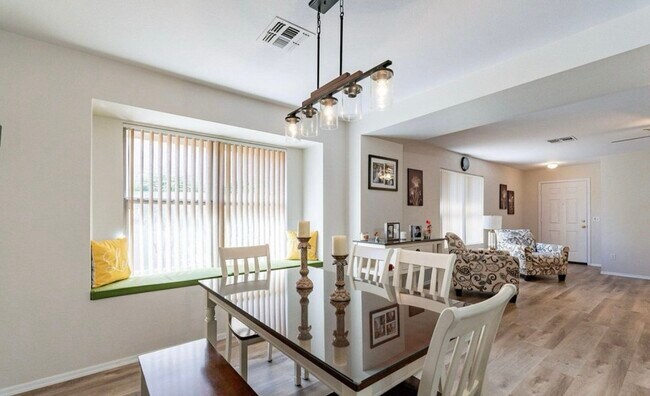 Foto del edificio - 13502 W Young St