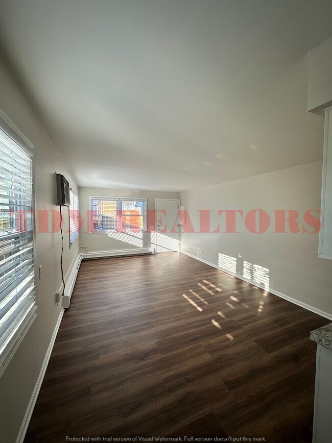 Foto del edificio - 302 E Clinton St