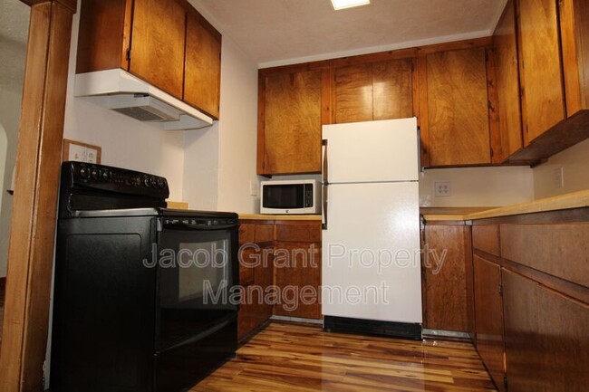 Building Photo - 2985 E Sunnyside Rd