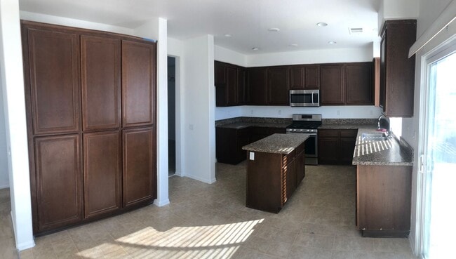 Building Photo - Your 4 bedroom / 3 bathroom home in Perris