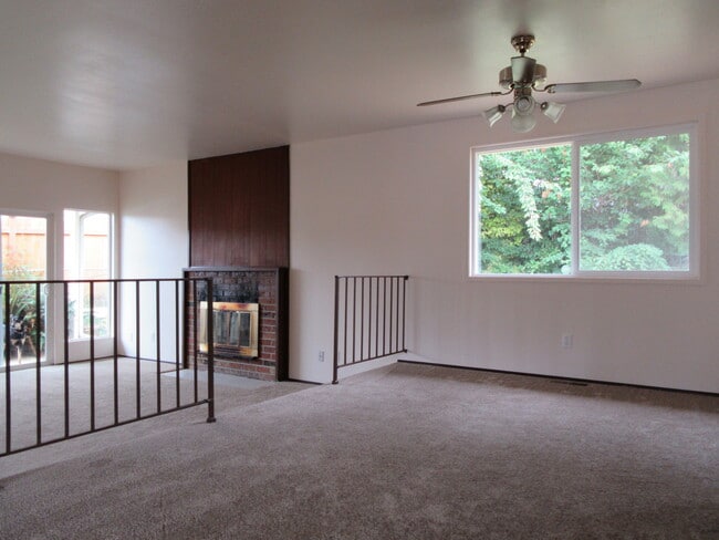 Building Photo - Light and bright 3 bedroom, 1.75 bath rambler in Federal Way