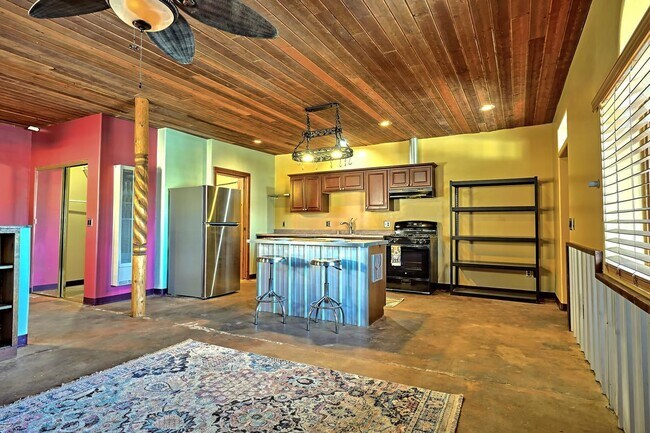 Building Photo - 1510b Edith Blvd NE