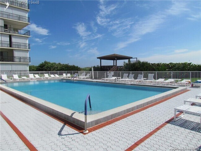 Foto del edificio - 9490 S Ocean Dr