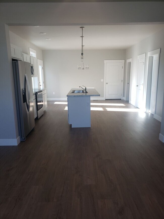 Building Photo - Ravishing 3 bed 2 1/2 bath in Annafeld Sub...